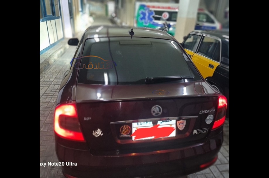 Fantasia Skoda احمر غامق