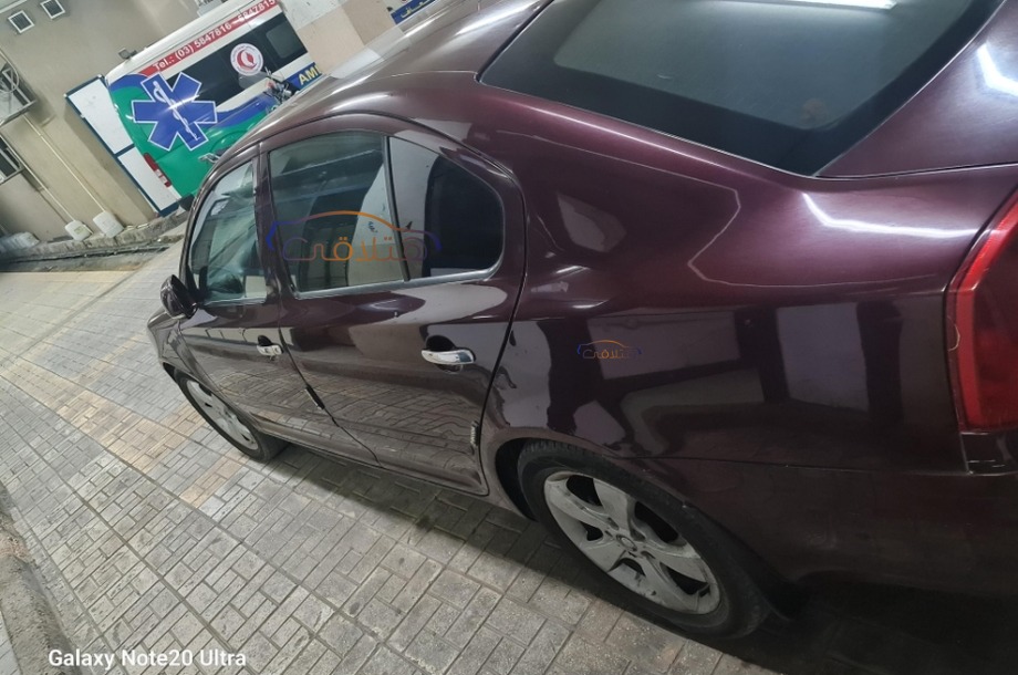 Fantasia Skoda احمر غامق