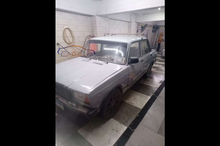 2105 Lada فضي