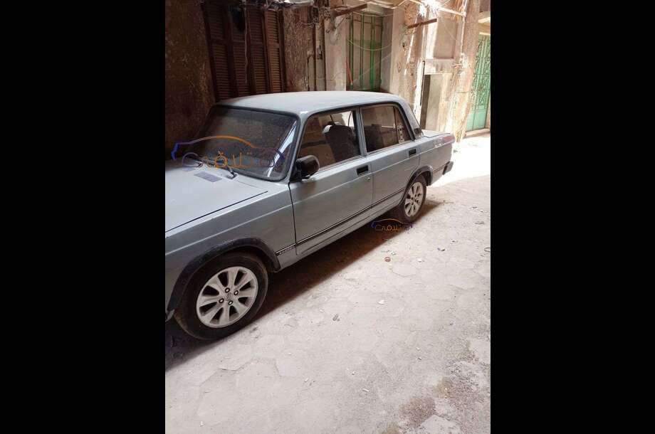 2105 Lada فضي