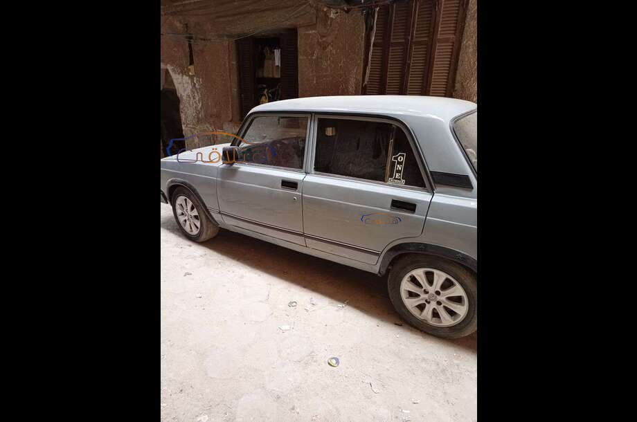 2105 Lada فضي