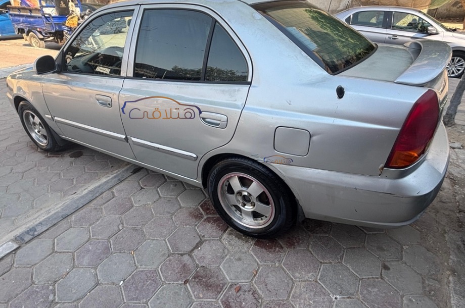 Verna Hyundai فضي