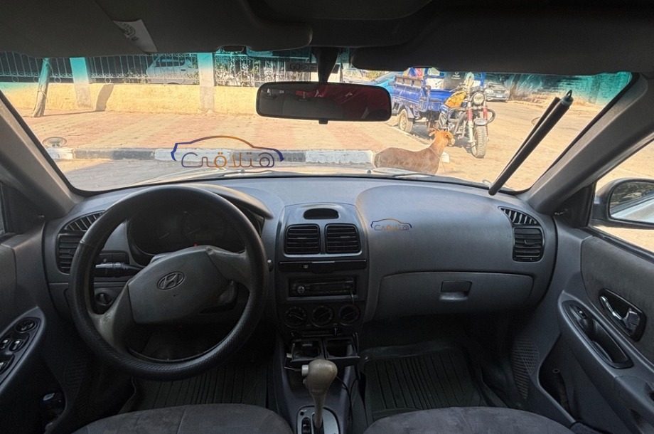 Verna Hyundai فضي