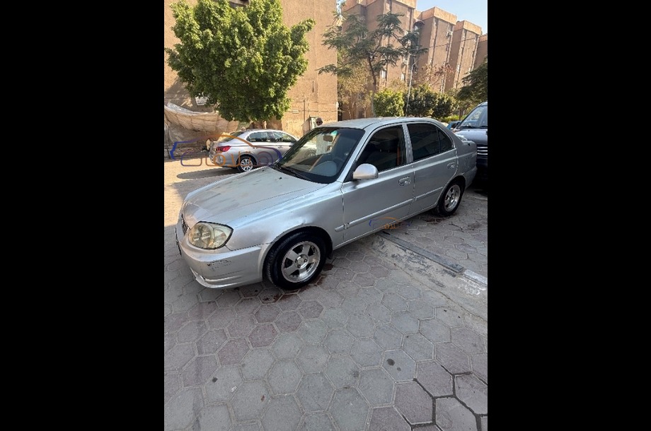 Verna Hyundai فضي