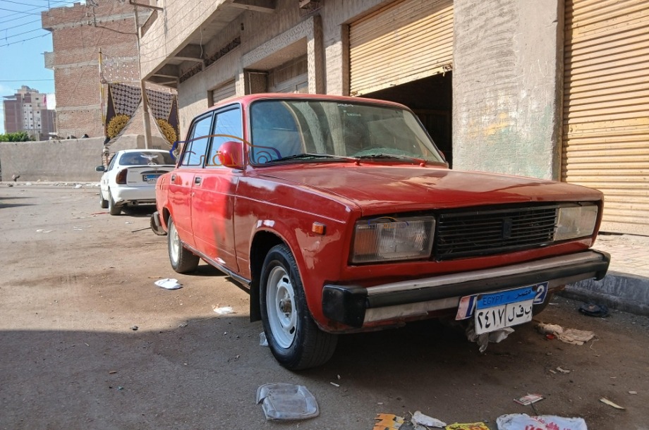 2105 Lada احمر