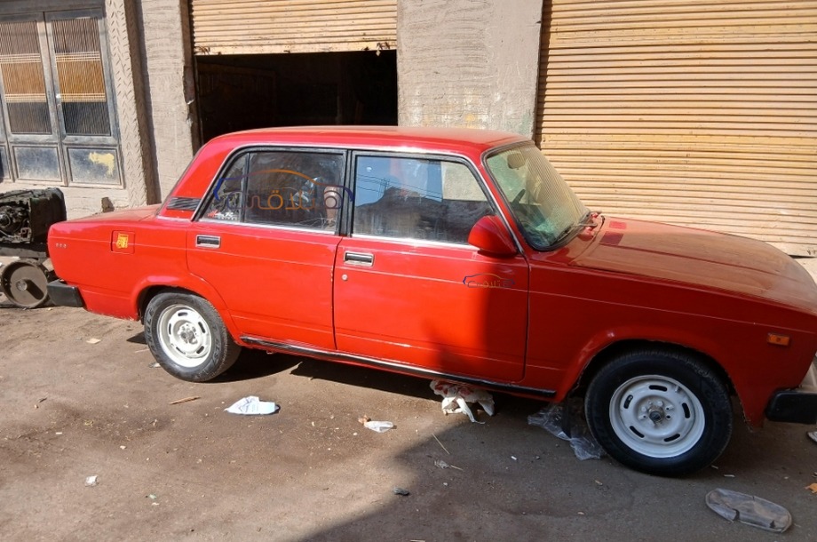 2105 Lada احمر