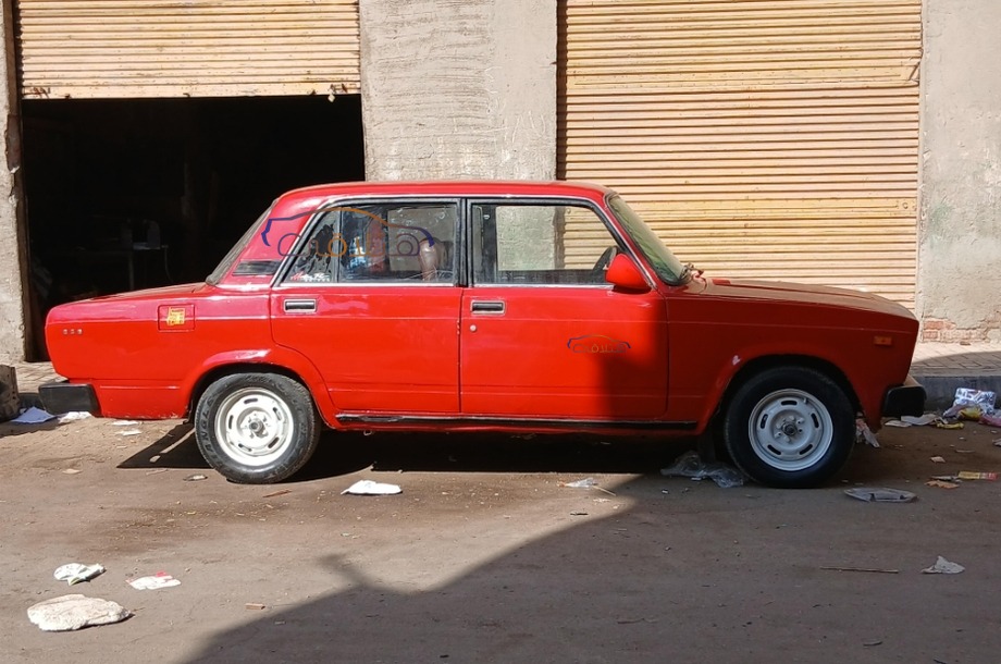 2105 Lada احمر