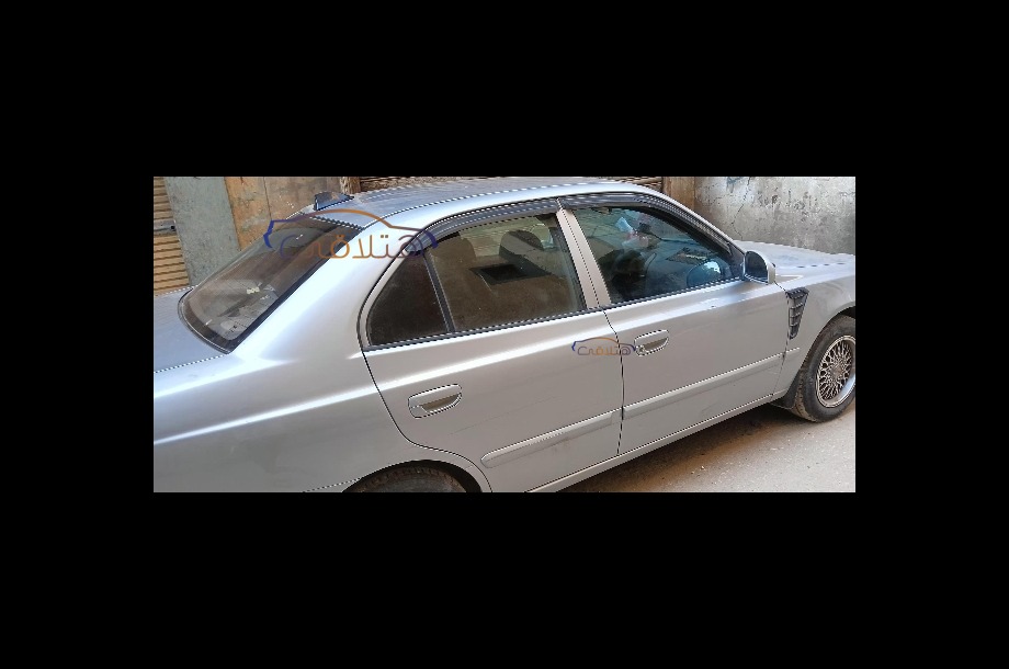 Verna Hyundai فضي