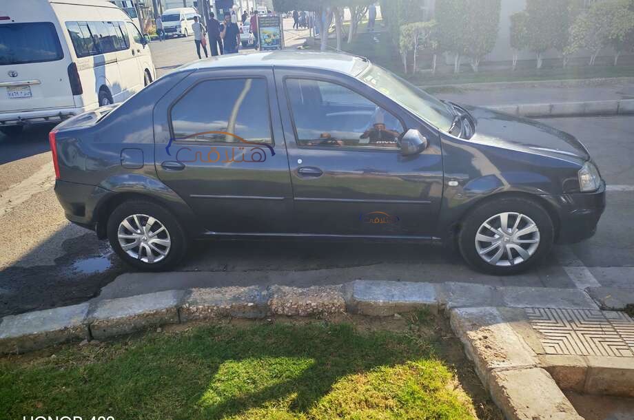 Logan Renault أسود