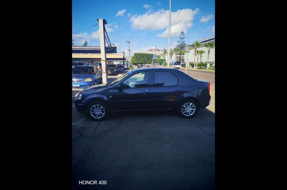 Logan Renault أسود