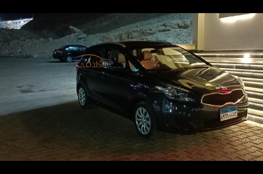 Carens Kia الأزرق الداكن