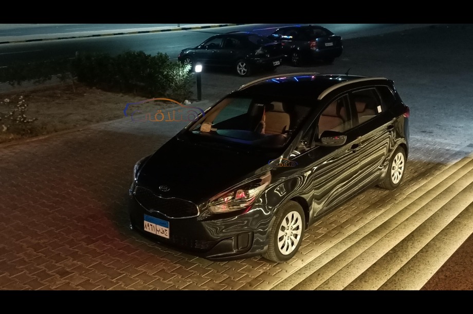 Carens Kia الأزرق الداكن