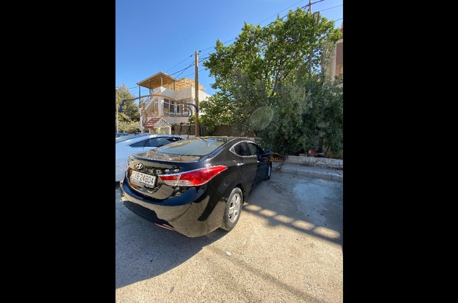 Avante Hyundai أسود