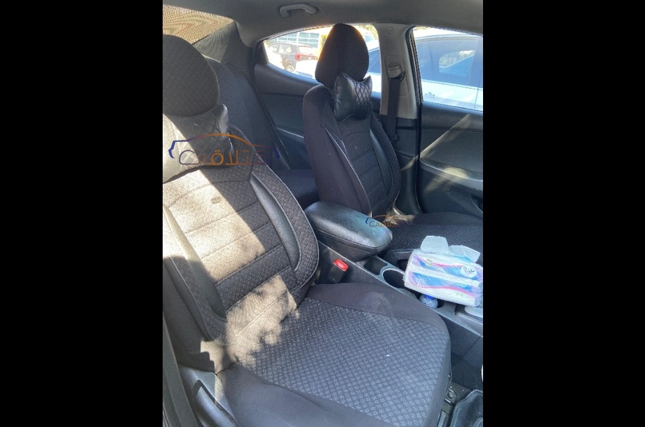 Avante Hyundai أسود