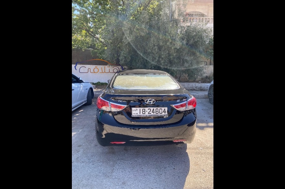 Avante Hyundai أسود