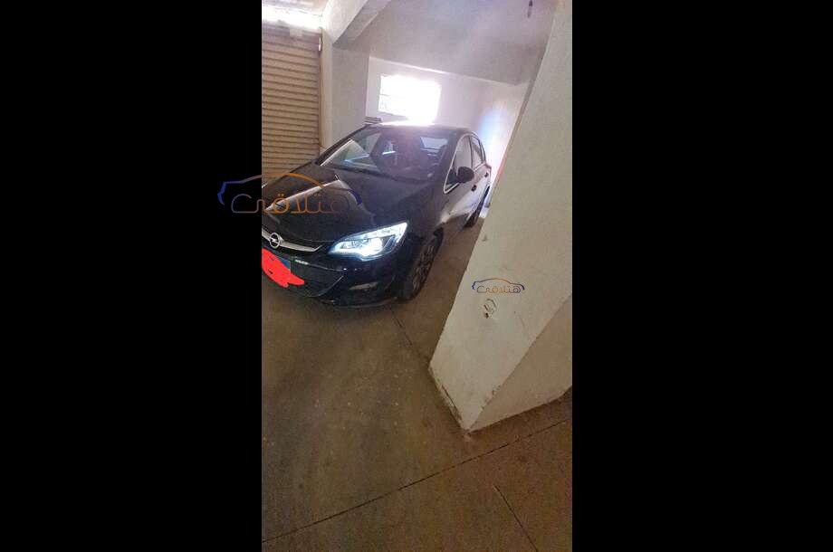 Astra Opel أسود