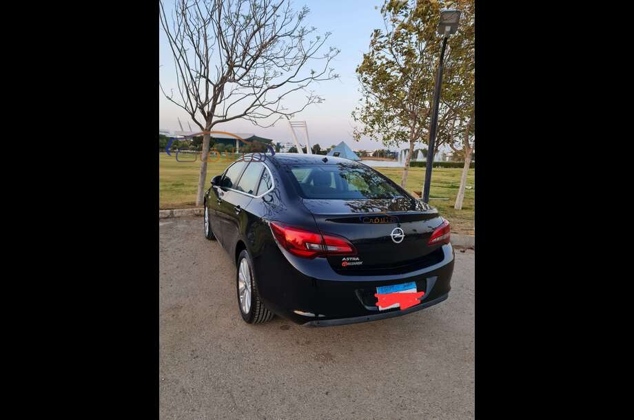 Astra Opel أسود