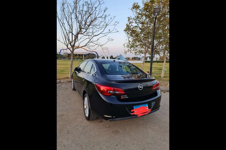 Astra Opel أسود