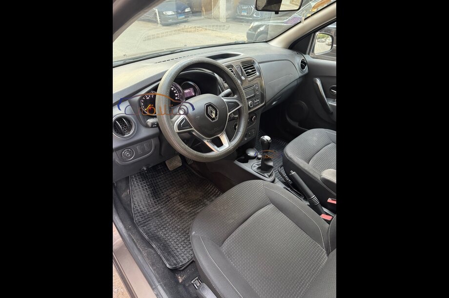 Logan Renault بني