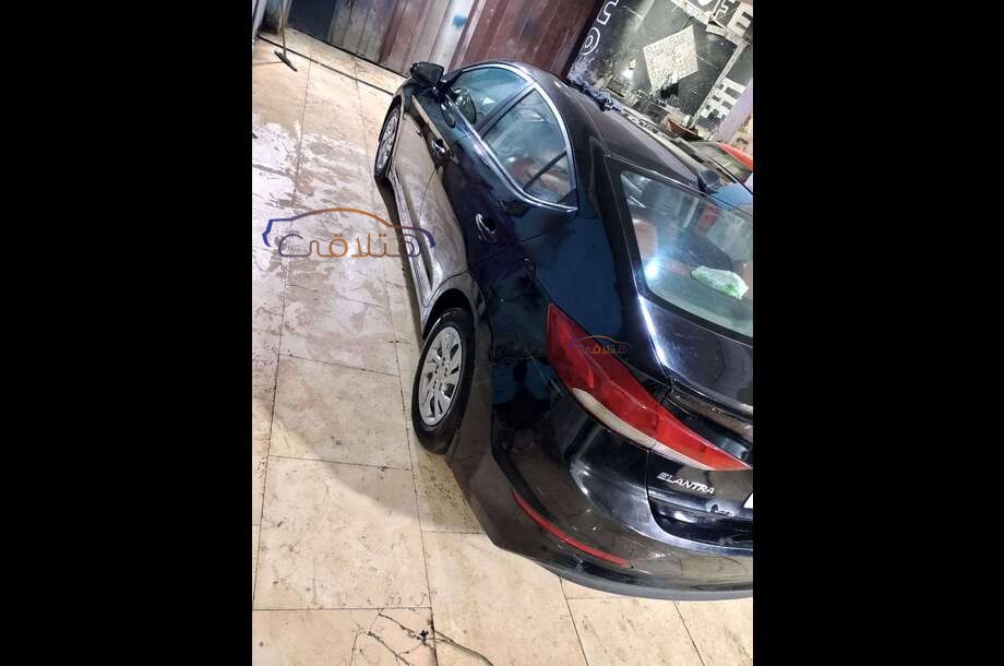 Elantra AD Hyundai أسود