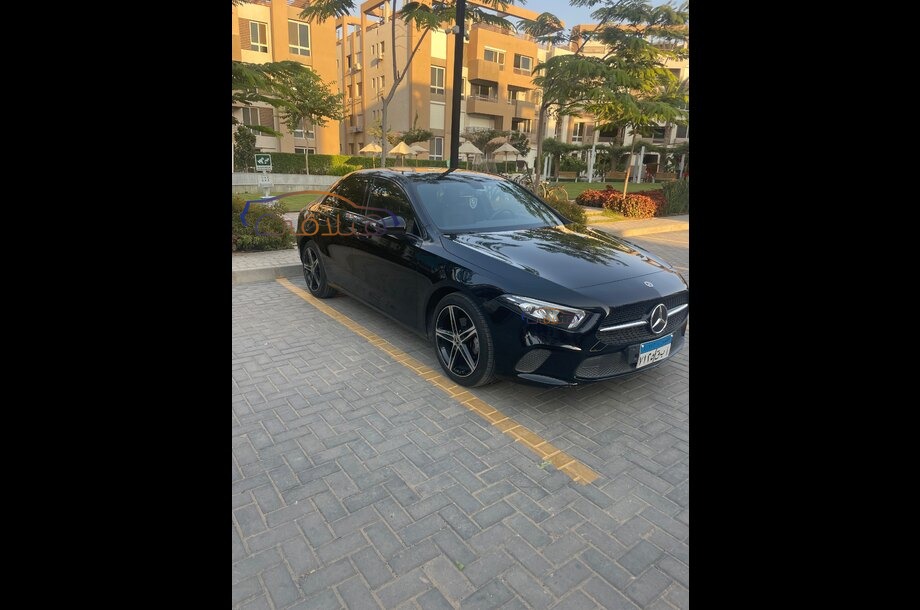 A 180 Mercedes أسود