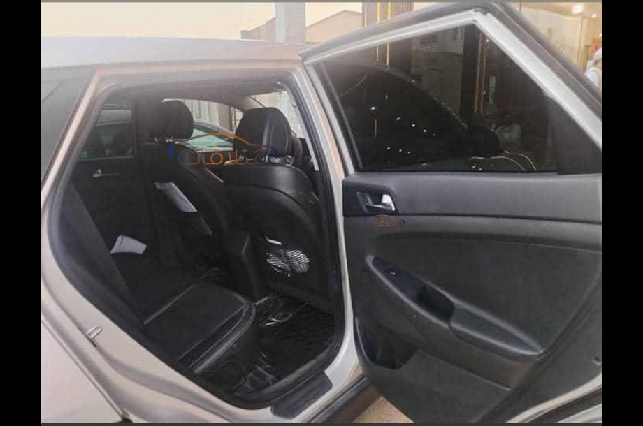 Tucson Hyundai فضي