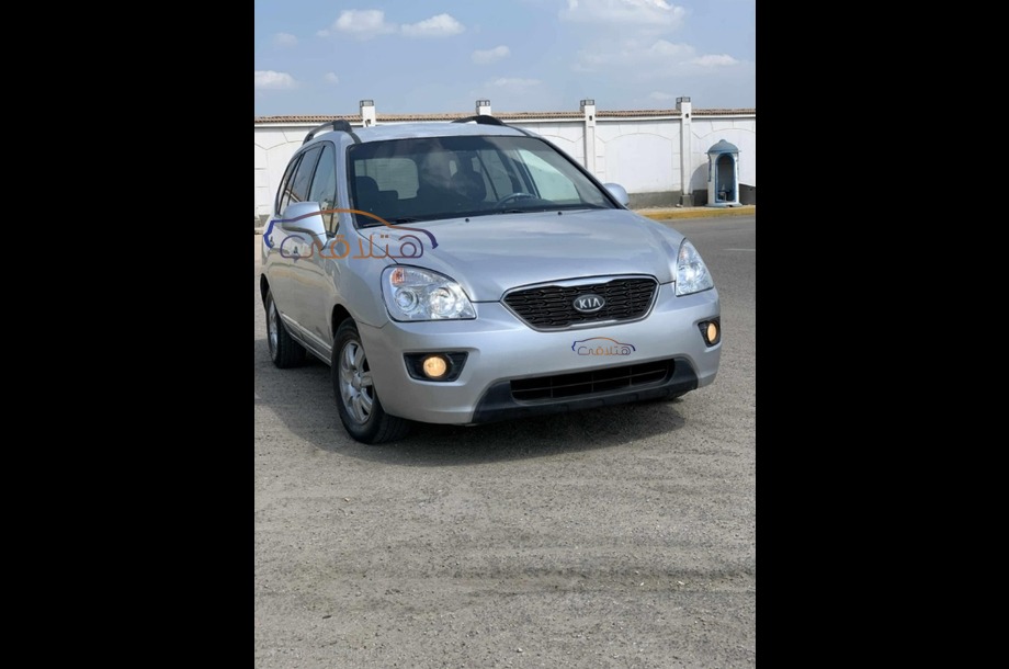 Carens Kia فضي