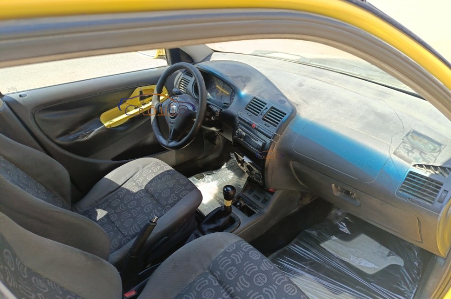 Ibiza Seat ذهبي