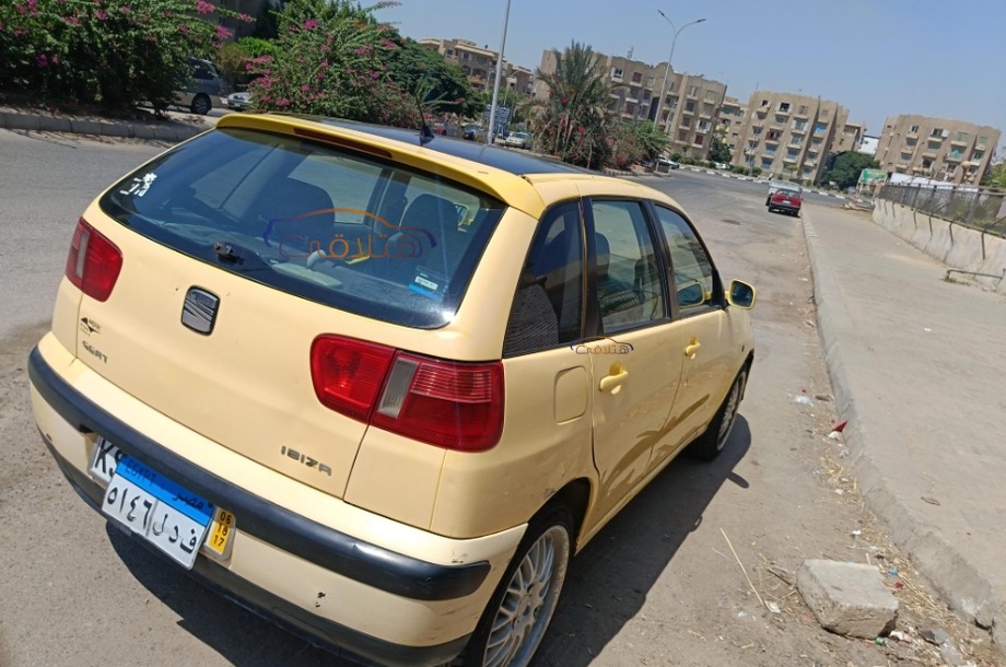 Ibiza Seat ذهبي