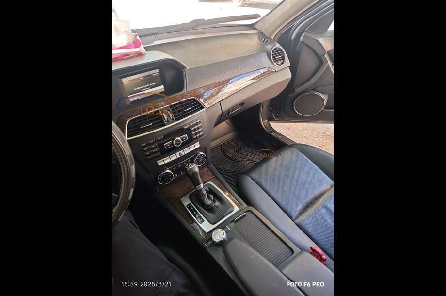 C 180 Mercedes أسود