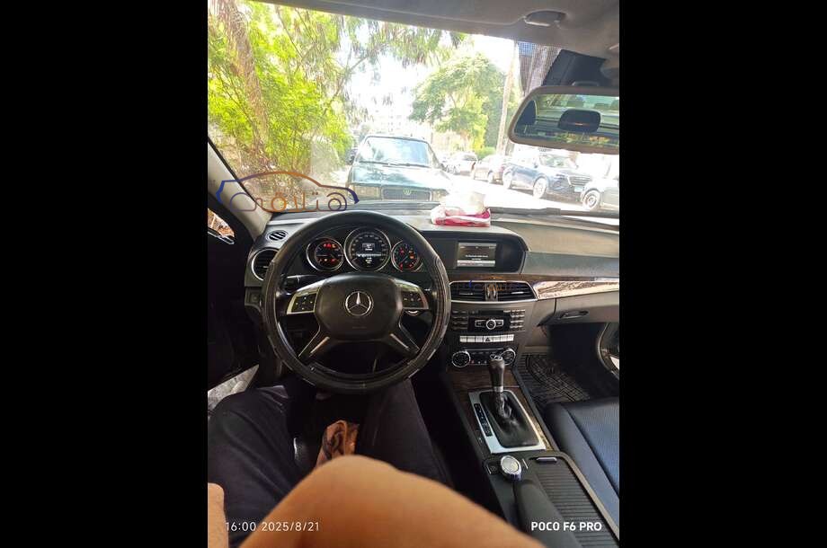 C 180 Mercedes أسود