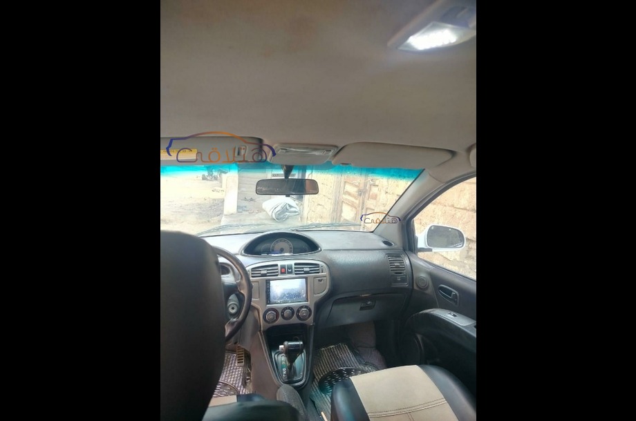 Matrix Hyundai أبيض