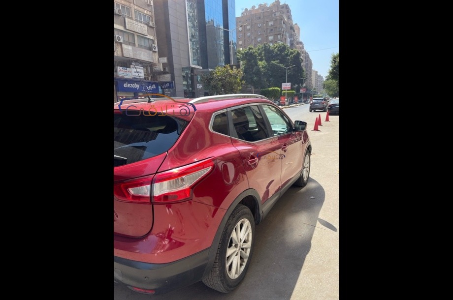 Qashqai Nissan احمر