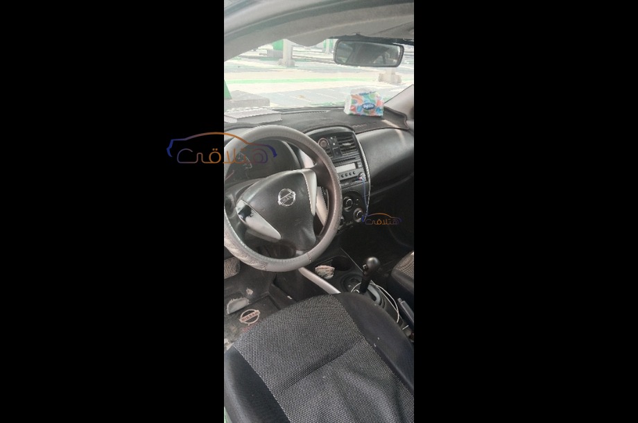 Sunny Nissan أسود