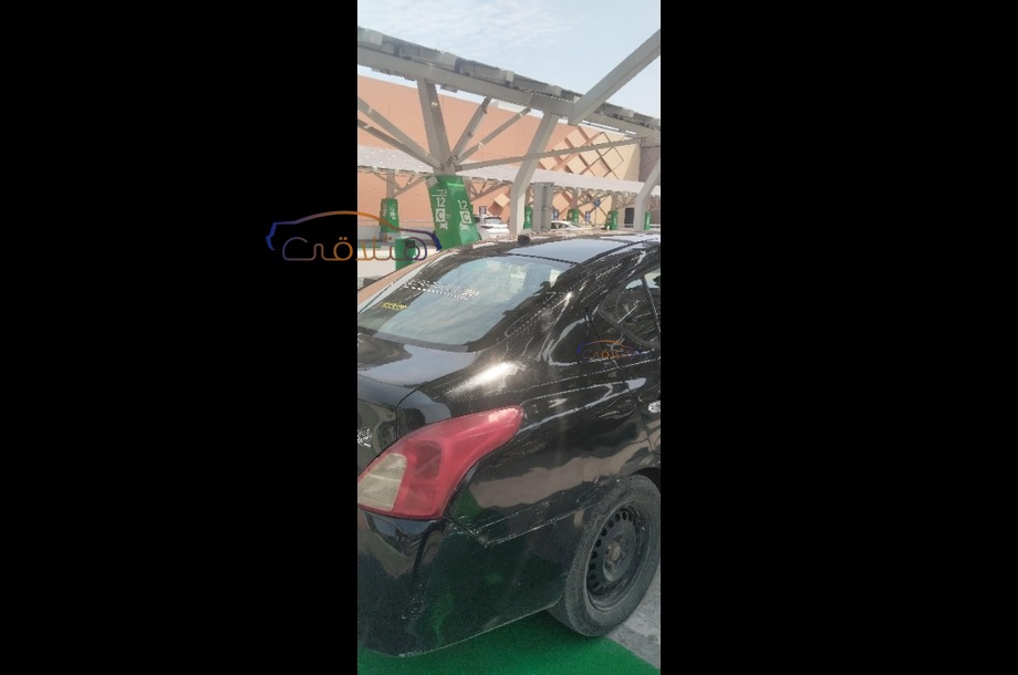 Sunny Nissan أسود