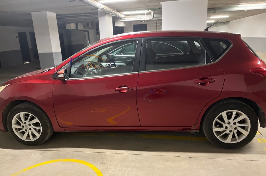 Tiida Nissan احمر