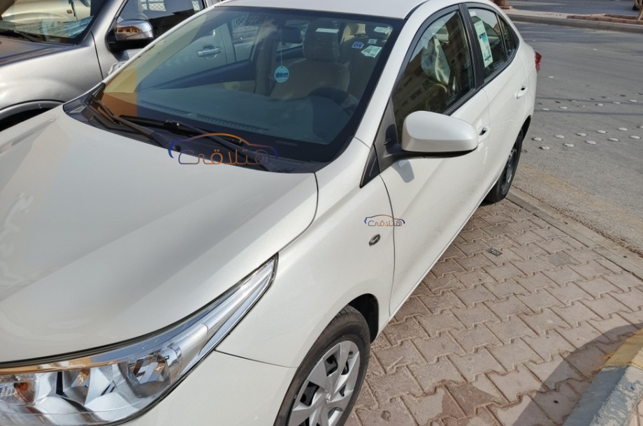 Yaris Toyota أبيض