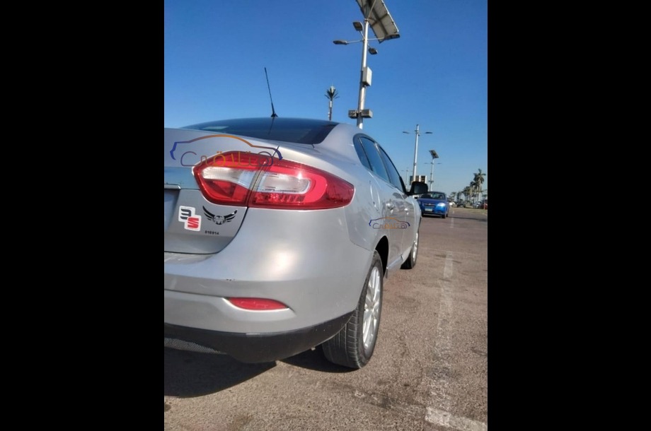 Fluence Renault فضي