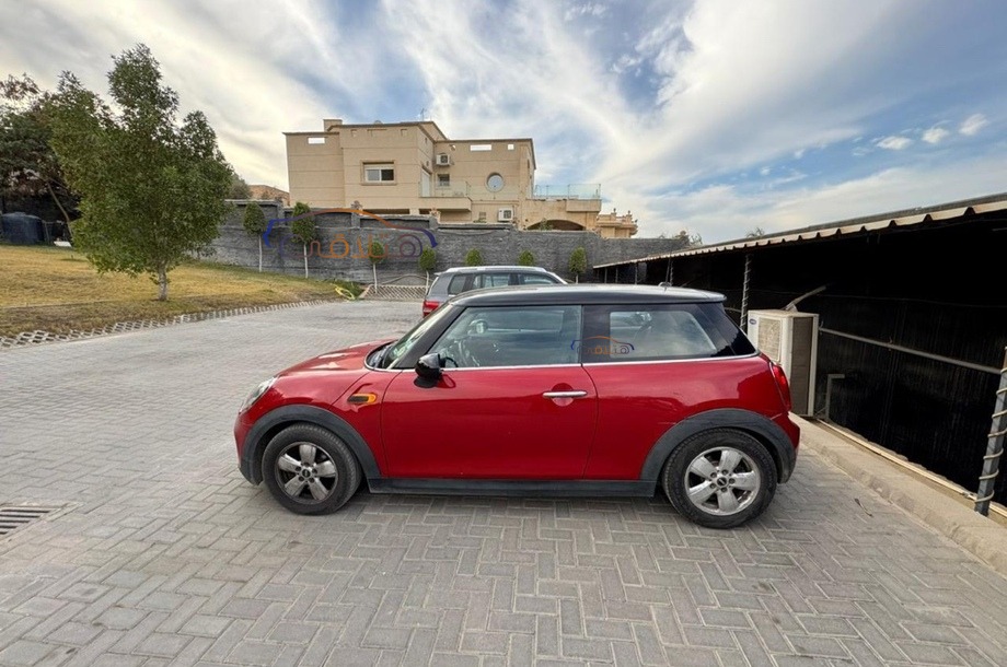 Cooper Mini احمر