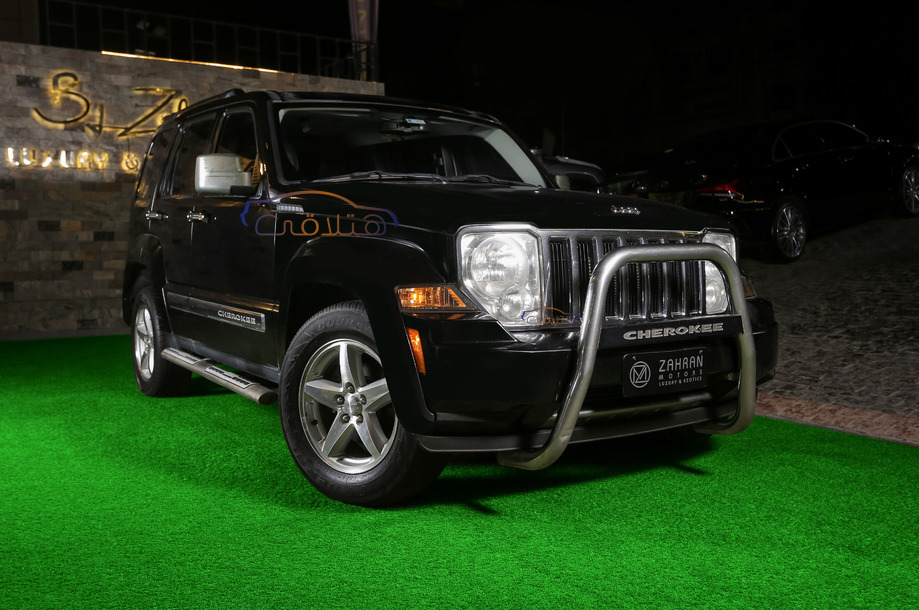 Cherokee Jeep أسود