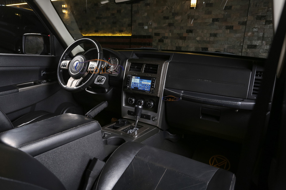 Cherokee Jeep أسود