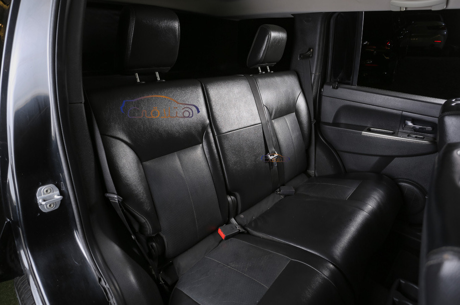 Cherokee Jeep أسود