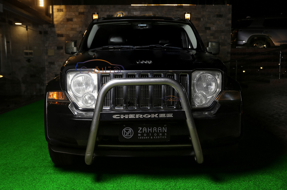 Cherokee Jeep أسود