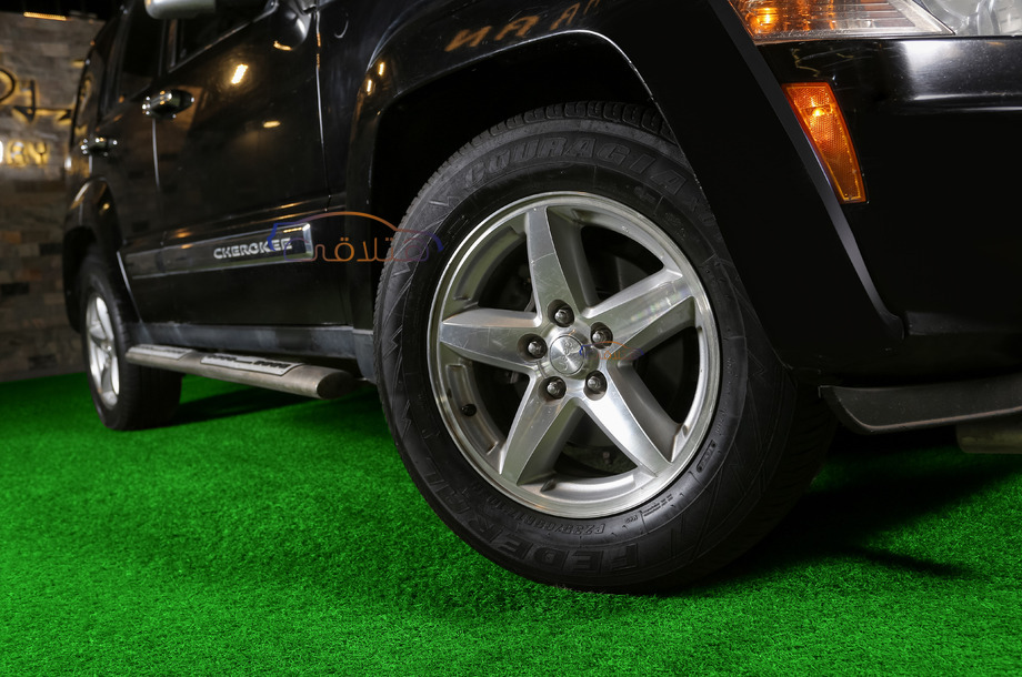 Cherokee Jeep أسود