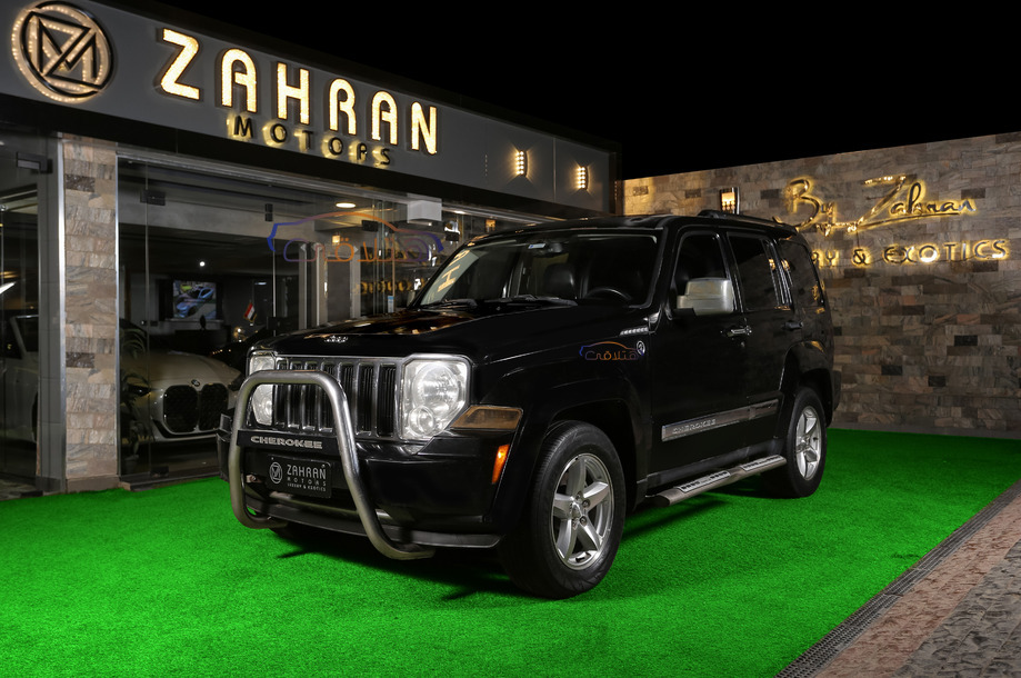 Cherokee Jeep أسود