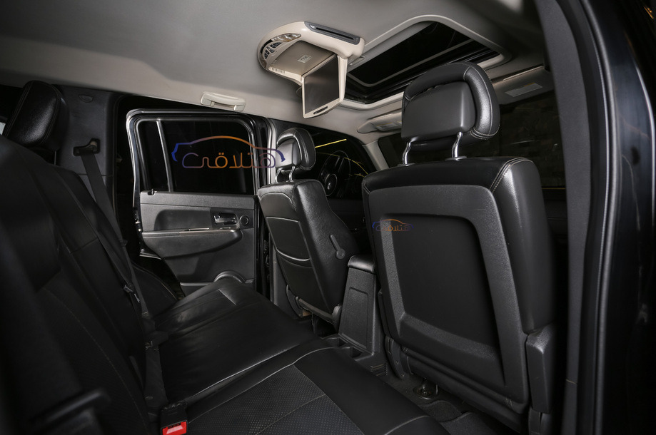 Cherokee Jeep أسود