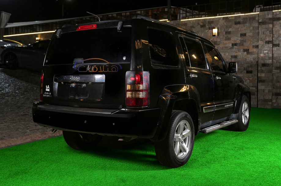 Cherokee Jeep أسود
