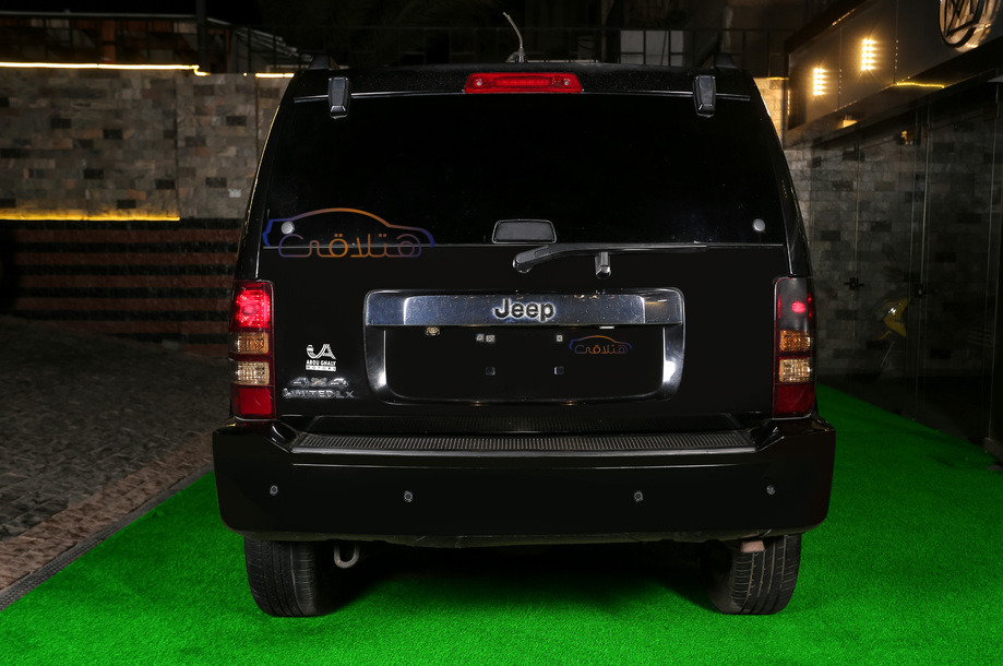 Cherokee Jeep أسود