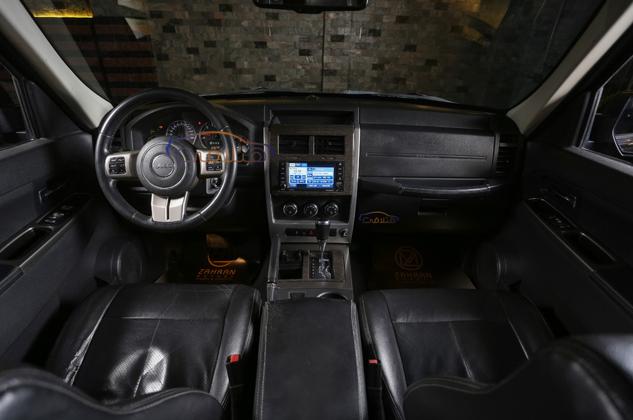 Cherokee Jeep أسود