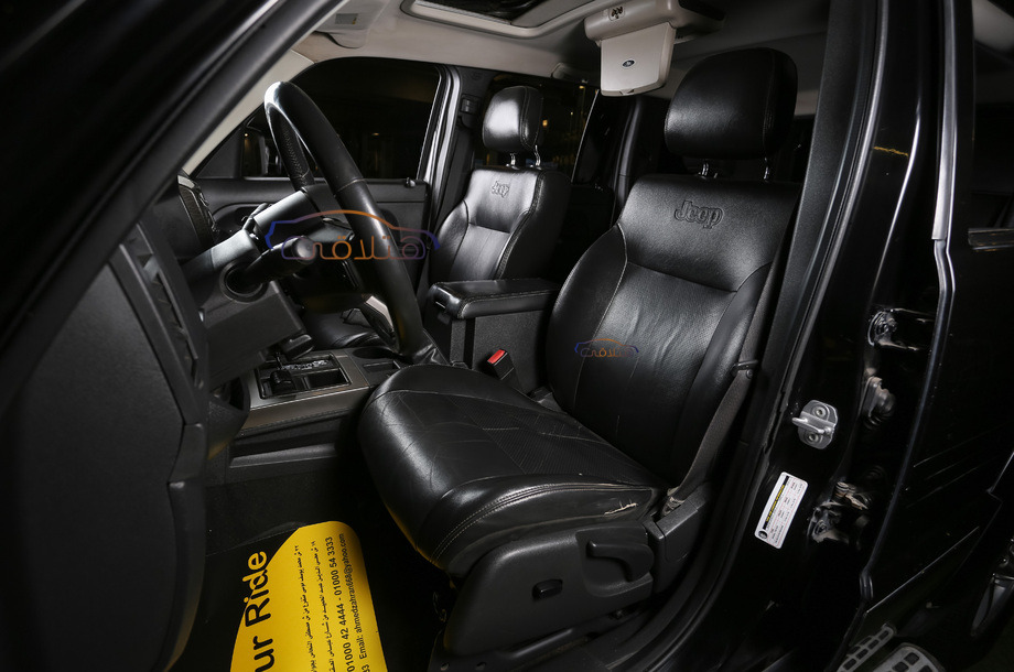 Cherokee Jeep أسود